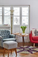 Salon avec un mélange éclectique de meubles anciens et nouveaux