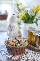 Petite table à manger champêtre décorée pour Pâques