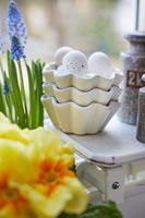 Oeufs dans des bols décoratifs pour Pâques