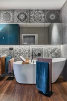Salle de bain avec carrelage de style moyen-oriental et baignoire autoportante