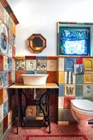 Salle de bain avec carrelage coloré