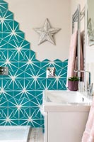 Carrelage à motifs étoiles dans la salle de bains moderne