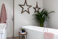 Ornements d'étoiles sur le mur de la salle de bain moderne