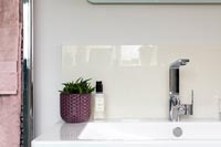 Lavabo de salle de bain moderne avec dosseret en plexiglas
