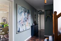 Murs peints en gris et chaise murale dans le couloir moderne