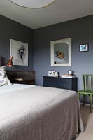 Chambre moderne aux murs peints en gris