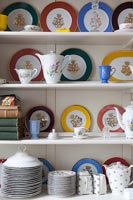 Affichage coloré des assiettes et de la vaisselle sur les étagères de la commode