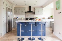 Îlot bleu foncé dans la cuisine moderne