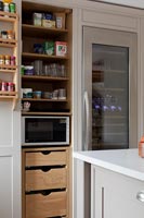 Armoire de rangement de cuisine ouverte avec tiroirs et étagères