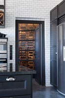 Grande armoire de rangement de vin dans la cuisine moderne