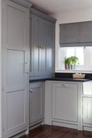 Armoires de cuisine modernes peintes dans différentes nuances de gris