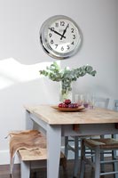 Petite salle à manger avec horloge murale