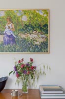 Arrangement de fleurs pourpres et roses sous la peinture colorée