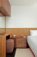 Chambre moderne avec mobilier en bois intégré