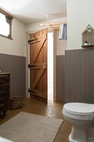 Porte de salle de bain intérieure en bois ouverte