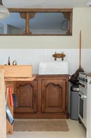 Évier Butler sur armoire en bois dans une cuisine de campagne simple