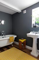 Salle de bain monochrome moderne