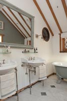 Salle de bain champêtre avec deux lavabos