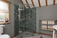 Salle de bain champêtre avec douche fermée