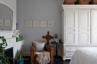 Armoires de chambre et chaise avec cheminée et miroir