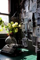 Machine à écrire vintage en étude avec mur affichant des images