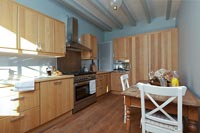 Cuisine-salle à manger en bois moderne avec murs peints en bleu pâle