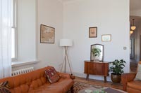 Meubles en cuir marron vintage dans un salon simple