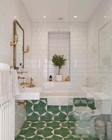 Carrelage à motifs vert et blanc sur le sol de la salle de bains moderne
