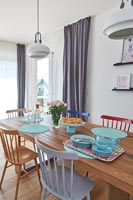 Vaisselle turquoise sur table de salle à manger moderne