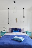Chambre moderne dans différentes nuances de bleu