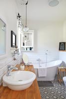 Sol à motifs noir et blanc dans la salle de bains moderne