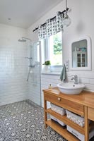 Salle de bain moderne avec sol noir et blanc à motifs