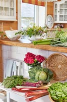 Légumes fraîchement récoltés sur la table de cuisine de campagne