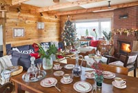 Espace de vie et salle à manger décloisonné moderne décoré pour Noël