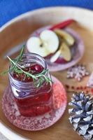 Détail de boisson et de fruits sur plateau décoré pour Noël