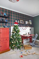 Chambre d'enfants moderne et colorée décorée pour Noël