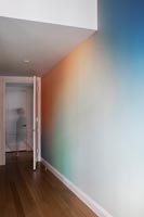 Couloir moderne avec des murs peints au spectre de couleurs arc-en-ciel