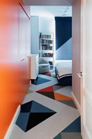 Revêtement de sol à motifs colorés dans une chambre moderne