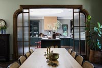 Salle à manger moderne avec vue sur la cuisine