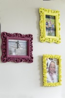Photographies de famille dans des cadres colorés sur le mur