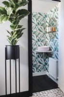 Vue dans la salle de bain moderne avec papier peint à motifs