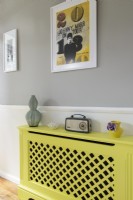 Radio vintage sur couvercle de radiateur peint en jaune dans le couloir moderne