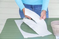 Utiliser des ciseaux pour découper un gabarit dans du papier