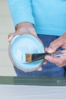 Utiliser un pinceau pour peindre la soucoupe