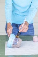 Utiliser un pinceau pour étaler de la colle sur le pot sous le rebord