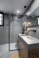 Salle de douche moderne en béton