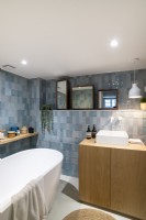 Salle de bain avec carreaux de zellige marocain