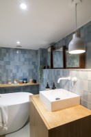 Salle de bain avec carreaux de zellige marocain