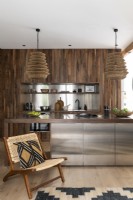 Cuisine moderne à aire ouverte avec armoire intégrée en bois et acier inoxydable