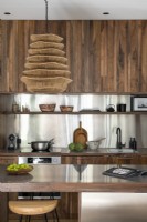 Cuisine moderne à aire ouverte avec armoire intégrée en bois et acier inoxydable